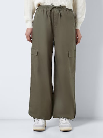 Effilé Pantalon cargo 'Pinar' Noisy may en vert : devant