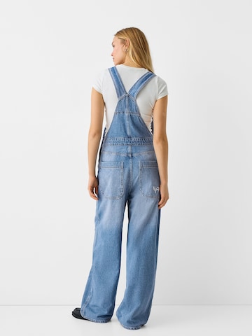 Bershka Regular Latzjeans in Blau