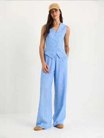 Completo pantalone di Bianco Lucci in blu: frontale