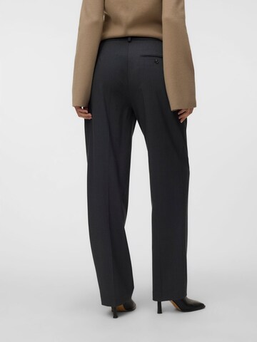regular Pantaloni con pieghe 'DAFFODIL' di VERO MODA in grigio