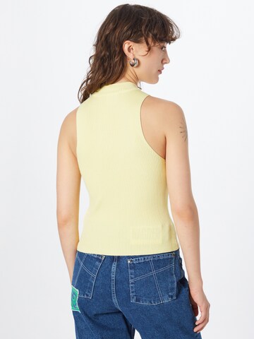 Top in maglia di Urban Classics in giallo