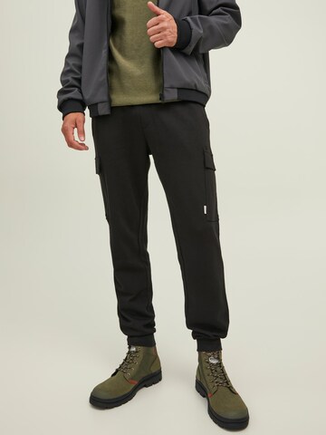 Tapered Pantaloni cargo 'GORDON SHARK' di JACK & JONES in nero: frontale