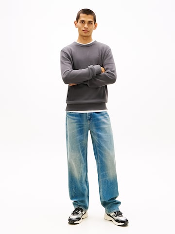 Pulover 'ESS' de la Tommy Jeans pe gri