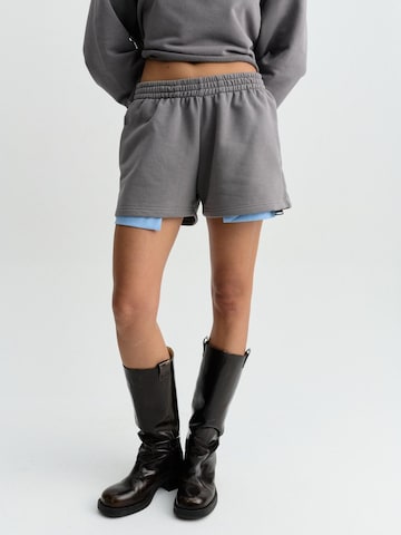 FEMSSY Loosefit Kalhoty 'POCKET SHORTS BEIGE' – šedá