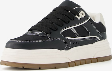 Bershka Sneakers laag in Zwart: voorkant