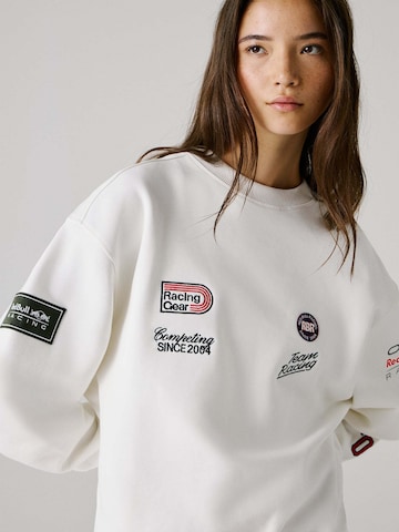 Red Bull Racing x Pepe Jeans Sweatshirt 'EST 2004 CREW' in Wit