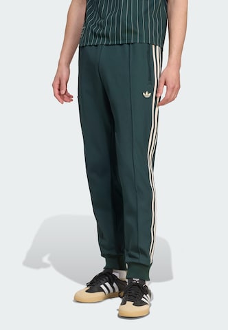 ADIDAS ORIGINALS Tapered Broek in Groen: voorkant