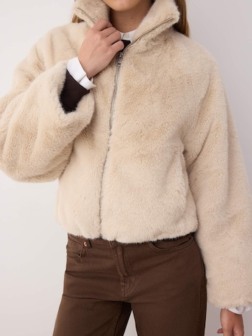 Trendyol Jacke in Beige