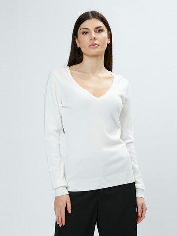 Influencer Sweater in White: front