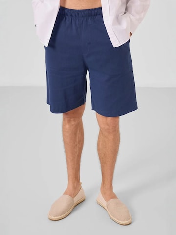 Pantalon chino Tommy Life en bleu : devant