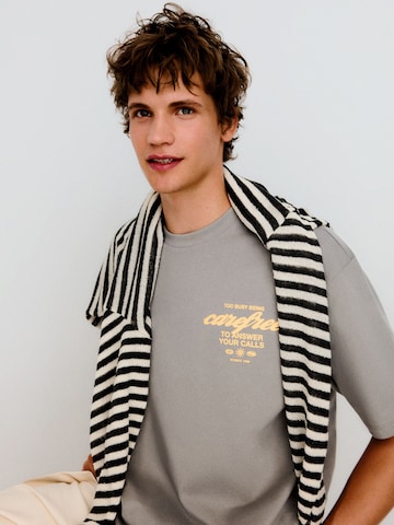 Bershka T-shirt 'PARADISE CLUB' i grå