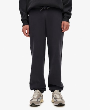 Effilé Pantalon Superdry en gris : devant
