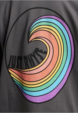 Just Rhyse Футболка 'Rainbow Wave' в Серый