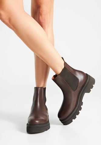 WODEN Chelsea Boots 'Sanna' i brun: forside