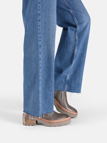 Crickit Stiefelette ' NERINA ' in Braun: Vorderseite