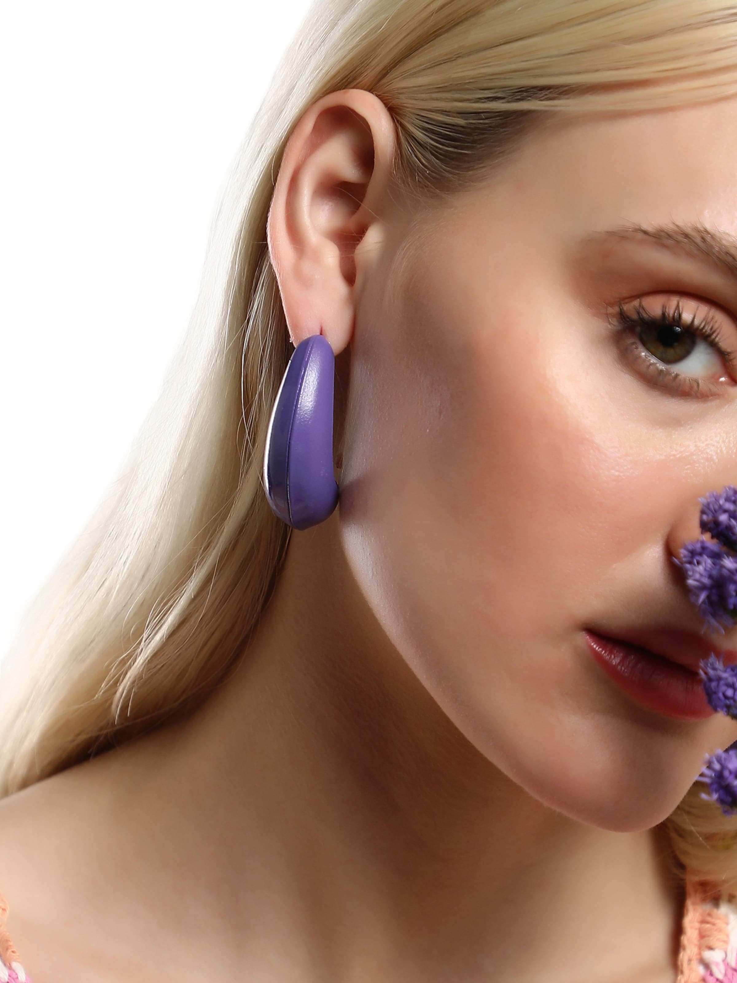 Boucles d'oreilles 'Ondria' SOHI en violet : devant
