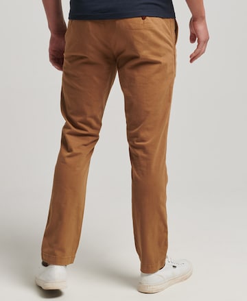 Coupe slim Pantalon chino Superdry en marron