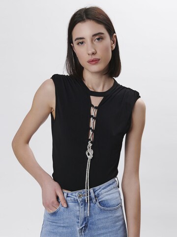 Top di Influencer in nero: frontale