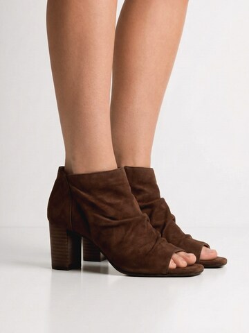 5PM Sandal 'DAPHNE' in Brown: front