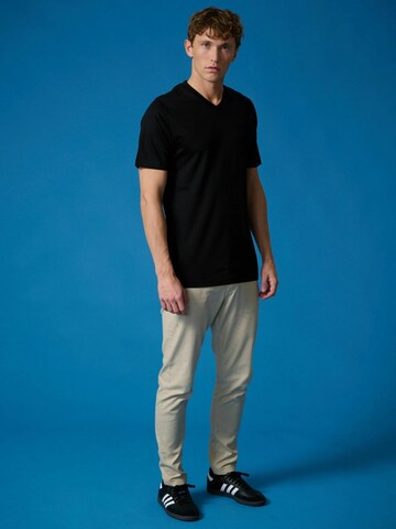 TEESHOPPEN Regular fit Button Up Shirt ' Basic V ' in Black