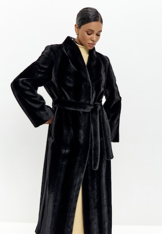 CESARE GASPARI Mantel in Schwarz