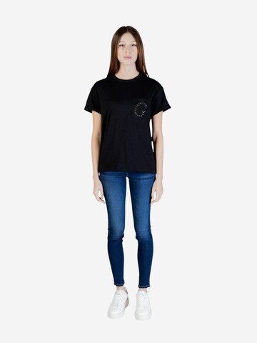 Maglietta 'SS CN POCKET G LOGO TEE W6GI17 K3037' di GUESS in nero