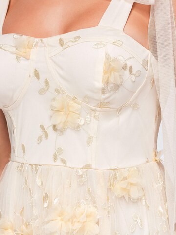 Rochie de seară de la Ombre pe bej