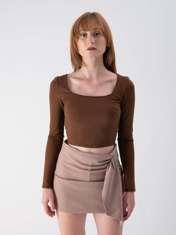 T-shirt MND en marron : devant