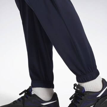 Tapered Pantaloni sportivi di Reebok in blu