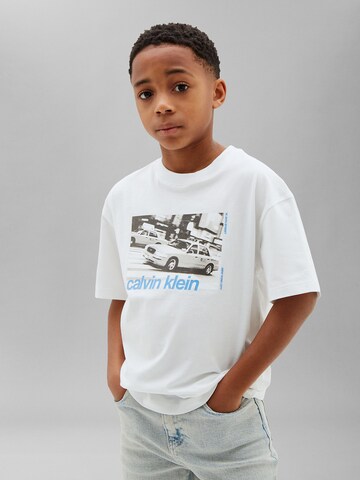 T-Shirt Calvin Klein Jeans en blanc : devant