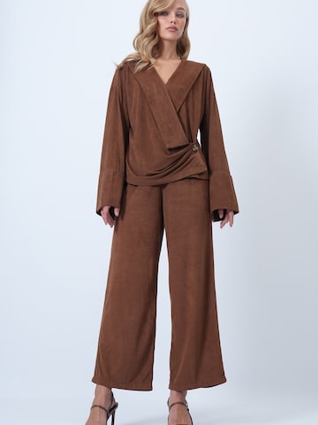 Trend Alaçatı Stili Kalhotový kostým – hnědá: přední strana