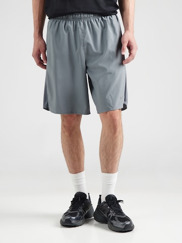 Regular Pantalon de sport 'Challenger' NIKE en gris : devant