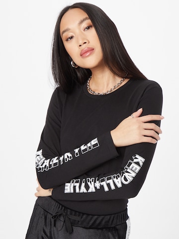 Tricou de la KENDALL + KYLIE pe negru: față