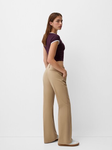 Flared Pantaloni con piega frontale di Bershka in beige