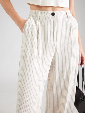 Loosefit Pantaloni con pieghe 'Tyler' di Lollys Laundry in beige