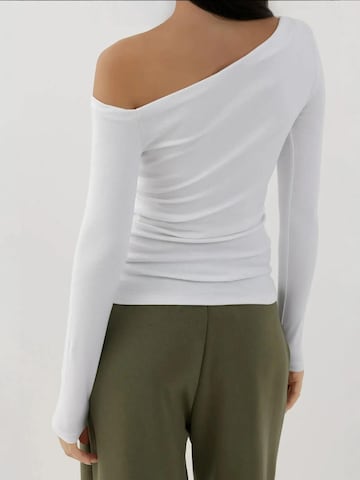 Haut Hiccup en blanc