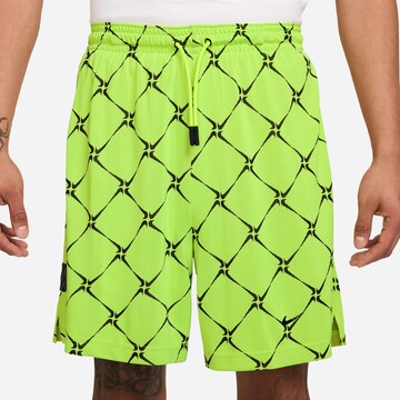 NIKE Regular Shorts in Grün: Vorderseite