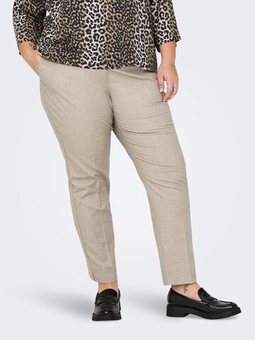 Slimfit Pantaloni con piega frontale di ONLY Carmakoma in beige: frontale