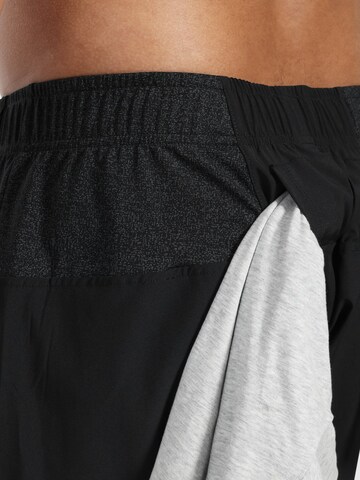 Regular Pantalon de sport Smilodox en noir