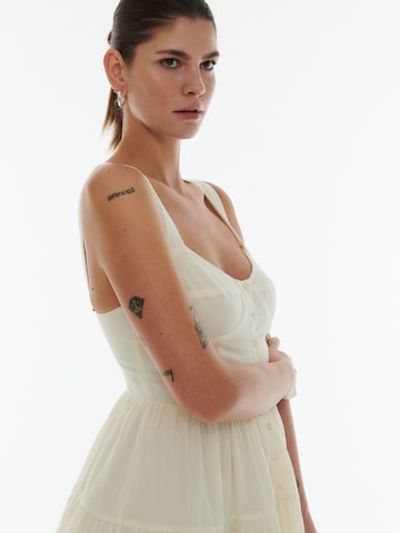 ABOUT YOU x Laura Giurcanu فستان صيفي 'Alina' بلون أبيض