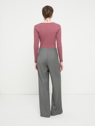 VERO MODA Zvonové kalhoty Kalhoty se sklady v pase 'VMHailey' – šedá