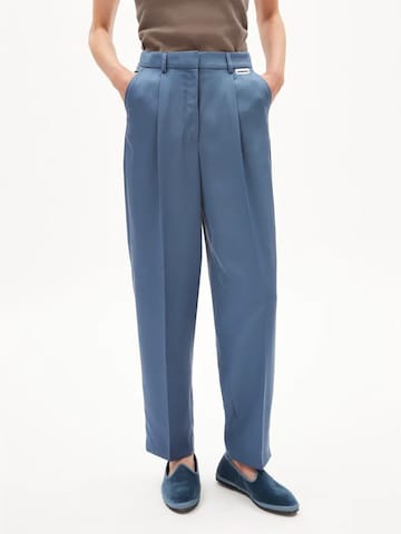 ARMEDANGELS Tapered Pleat-Front Pants ' Sandrinaa ' in Blue: front