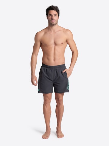 ARENA Пляжные шорты 'FUNDAMENTALS  LOGO BOXER' в Серый