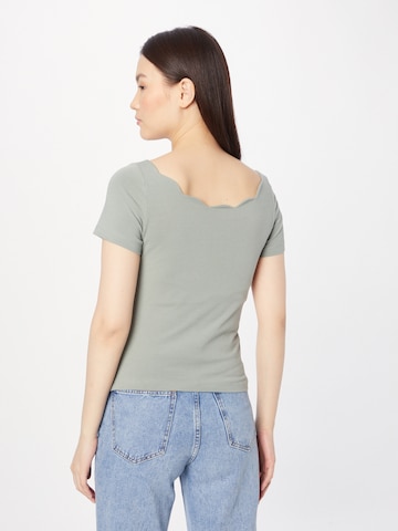 T-shirt 'Charlotta' ABOUT YOU en vert