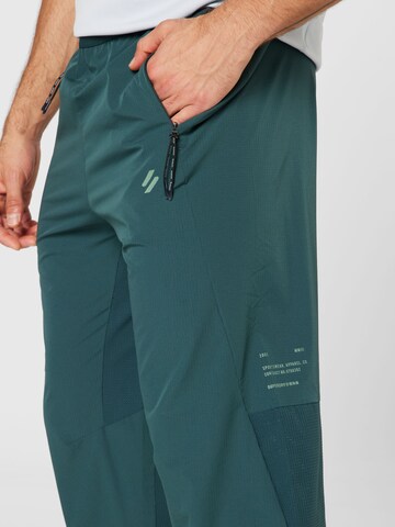 Tapered Pantaloni sportivi di Superdry in verde