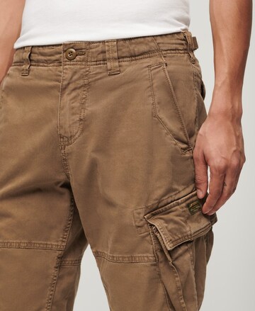 Superdry Regular Cargobroek in Bruin