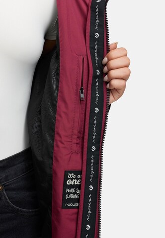 Palton funcțională 'Frodik' de la Ragwear pe roșu