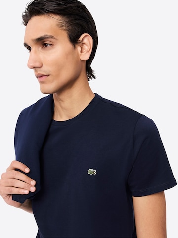 Maglietta di LACOSTE in blu