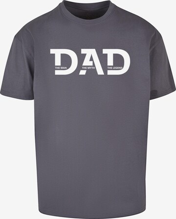 Merchcode T-Shirt 'Fathers Day - The Man, The Myth, The Legend' in Grau: predná strana