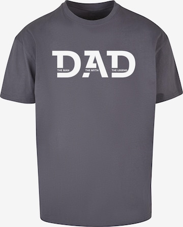 Merchcode Shirt 'Fathers Day - The Man, The Myth, The Legend' in Grijs: voorkant